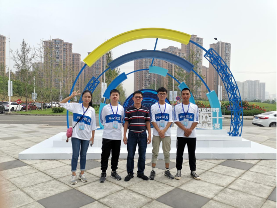 汪杰(中间)带学生参加竞赛