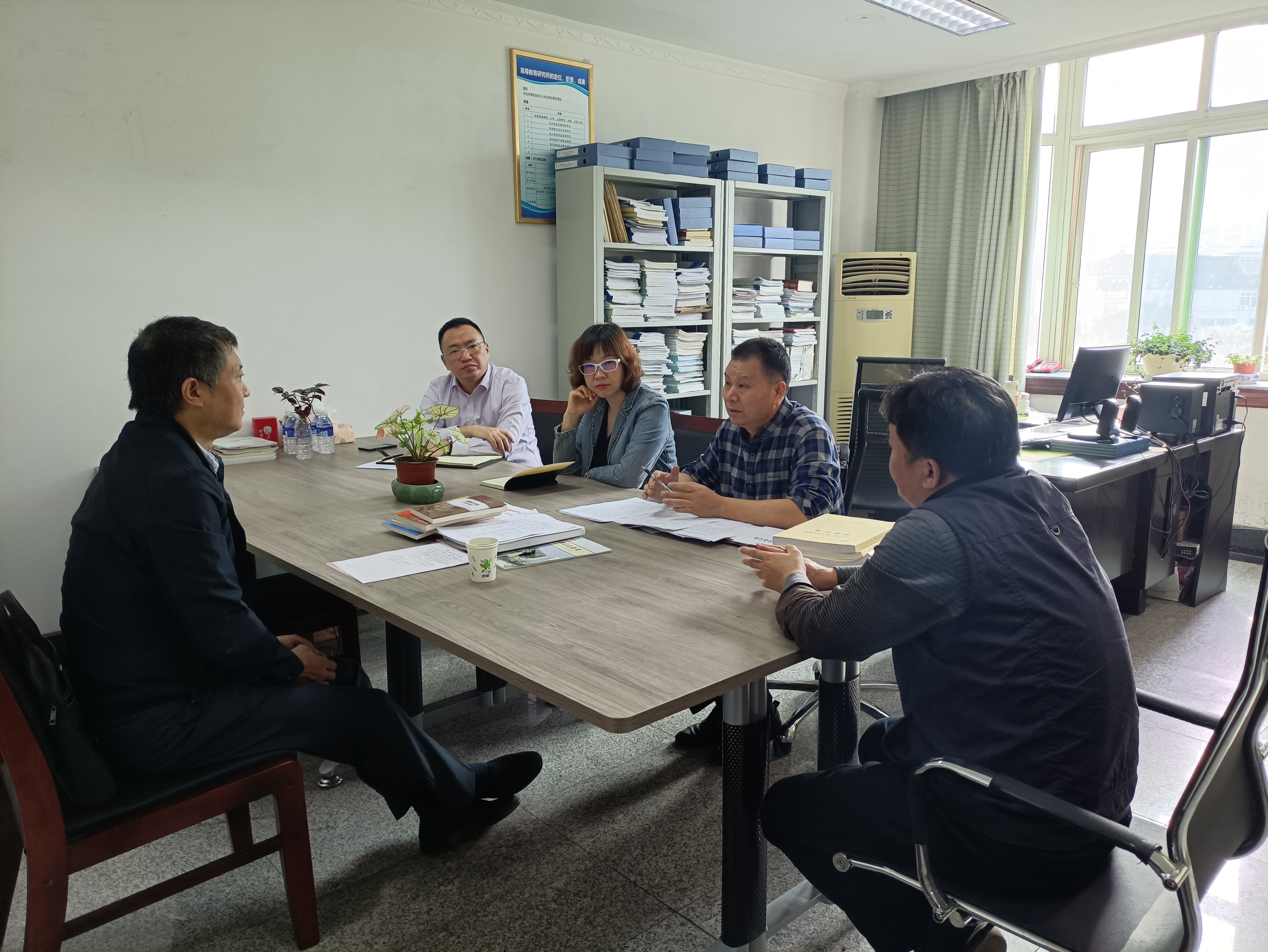 专家与高教研究所、教师发展中心相关人员深入交流