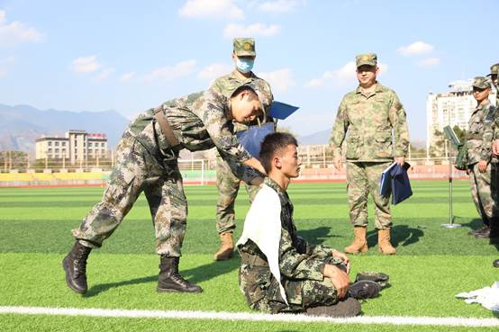 穿着制服的人站在草地上低可信度描述已自动生成