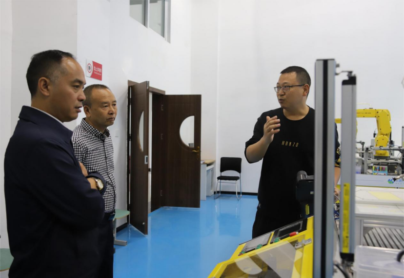参观机器人实验室