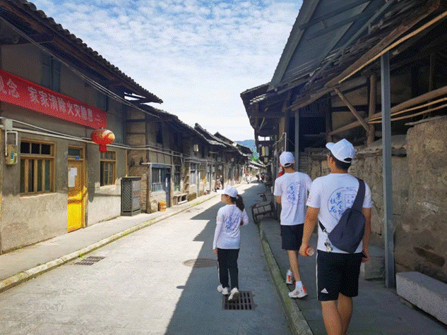 一些人在街道上走描述已自动生成