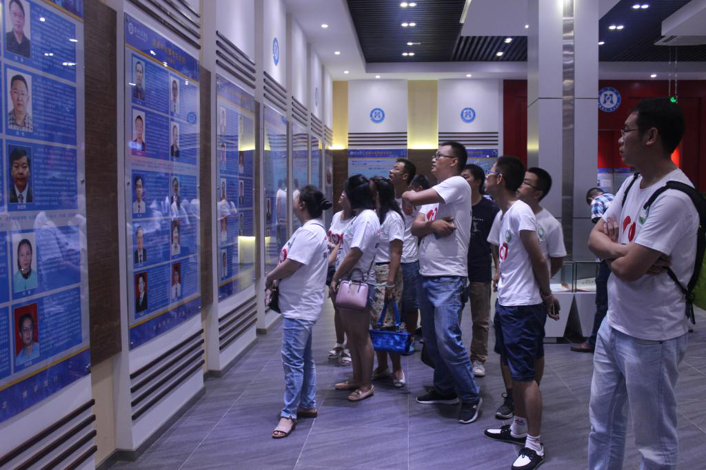 校友们参观校史馆